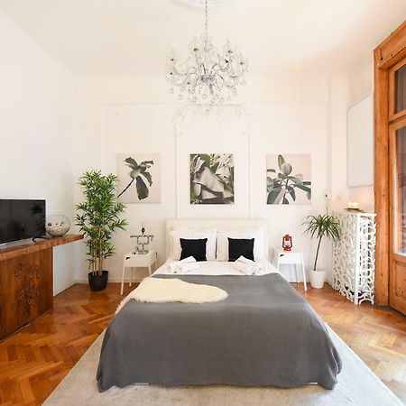 Apartamento Love.Travel.Explore ♥️Apt W/ Balcony In Old Town Bucarest Exterior foto